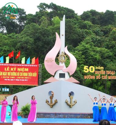 Du lịch Phú Yên vịnh Vũng Rô con tàu không số
